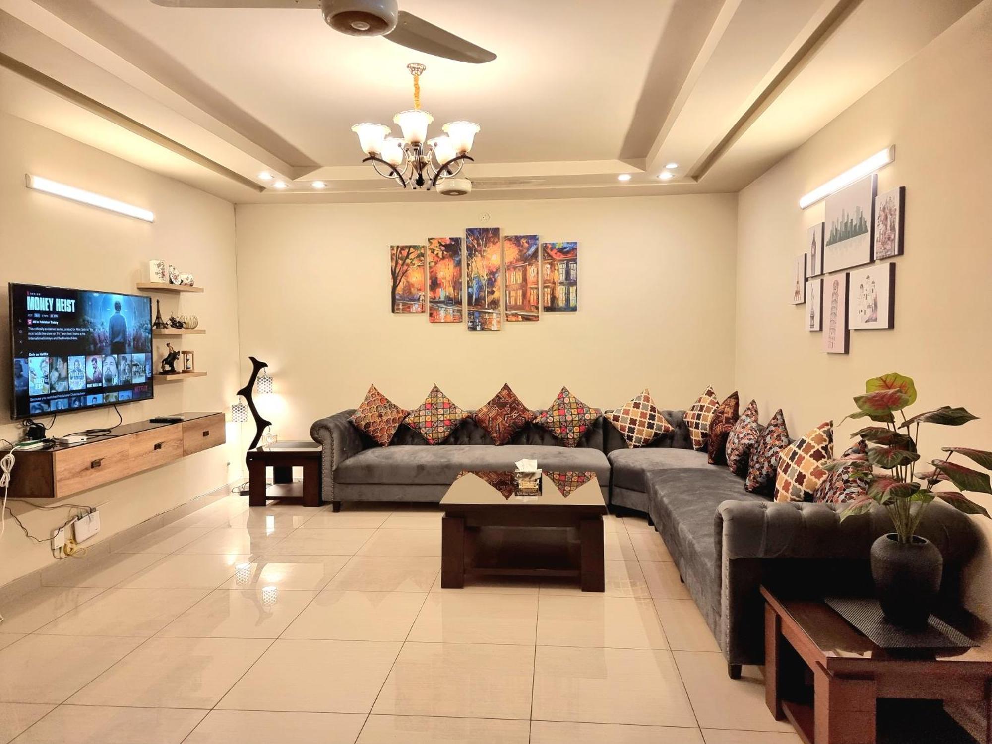 Luxurious Landing Apartments & Suites Bahria Town Rawalpindi Room photo